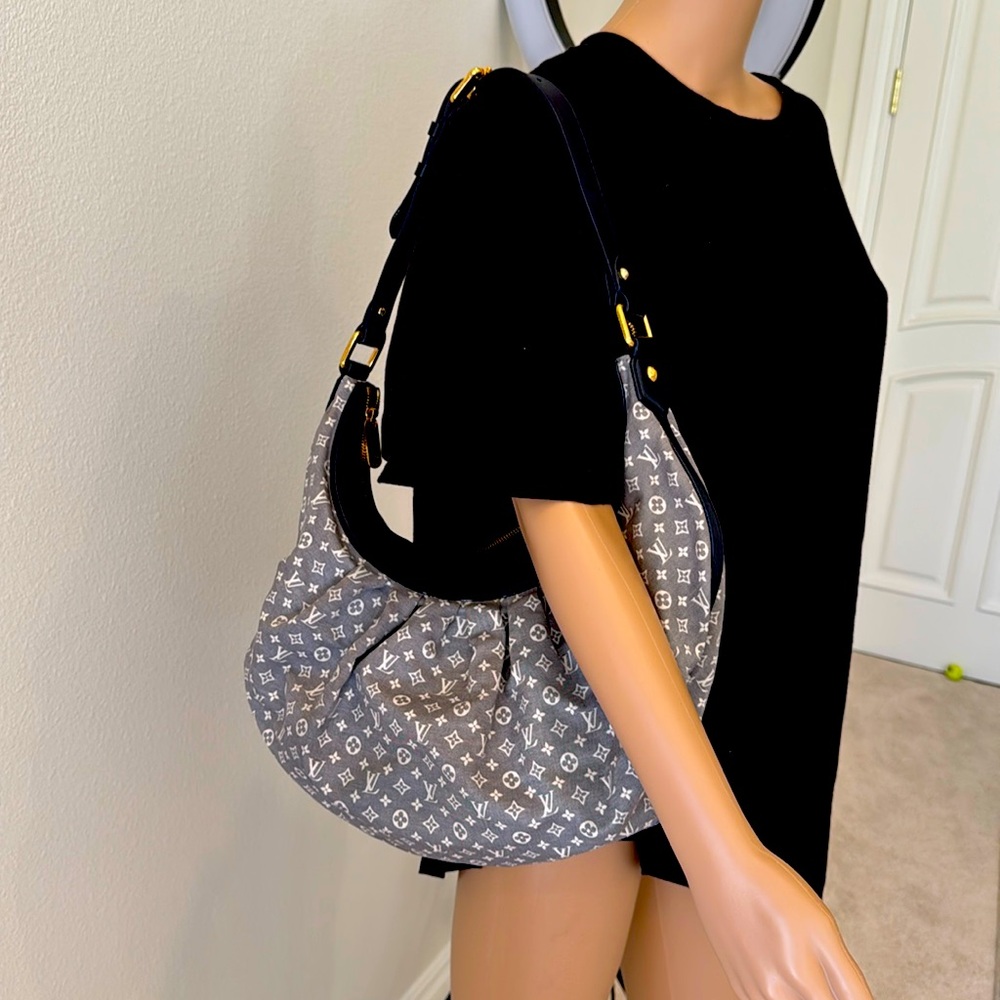 ￼AUTHENTIC Louis Vuitton, navy blue and white canvas
